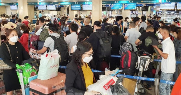 24 tháng Chạp, biển người chen chân về quê ăn Tết ở sân bay Tân Sơn Nhất