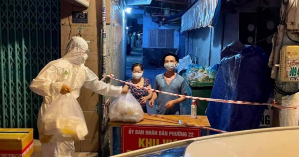 Phóng viên Vương Việt Phương và những suất cơm nghĩa tình giữa đại dịch