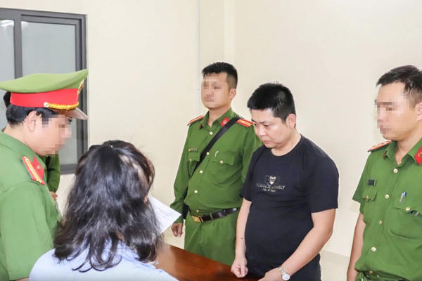 Bắt tạm giam 3 người nước ngoài bán sừng tê giác, ngà voi ở Nha Trang