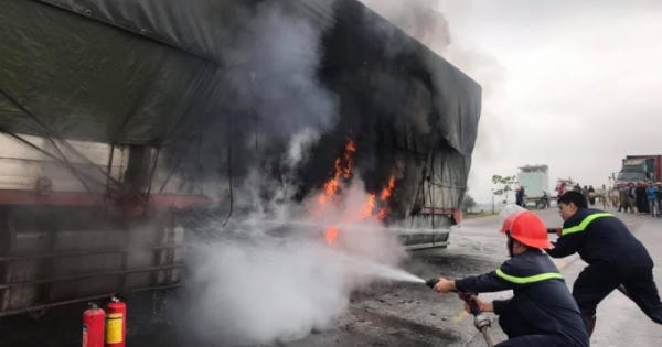 Xe tải đang chạy bất ngờ bốc cháy dữ dội trên quốc lộ