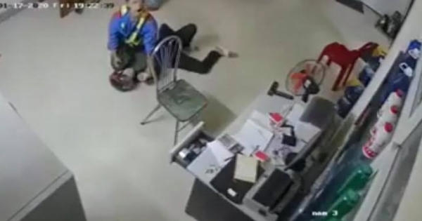 Clip nhân viên cửa hàng xăng dầu quật ngã, bắt gọn tên cướp có dao