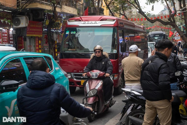 Chủ tịch TP Hà Nội yêu cầu xử nghiêm xe trên 16 chỗ vào phố cổ giờ cấm