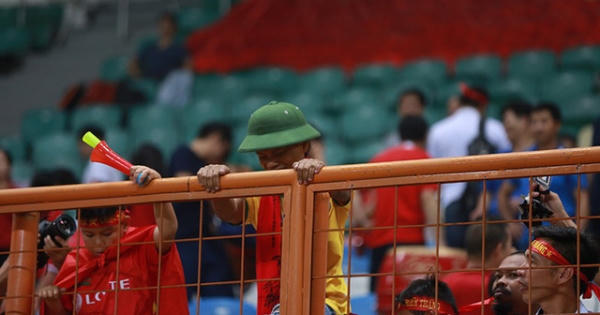"Ronaldinho" đội mũ cối, cổ vũ Văn Quyết và Olympic Việt Nam