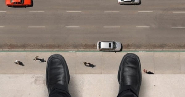 Bị bắt đánh bạc, Bí thư Đảng ủy phường nhảy lầu