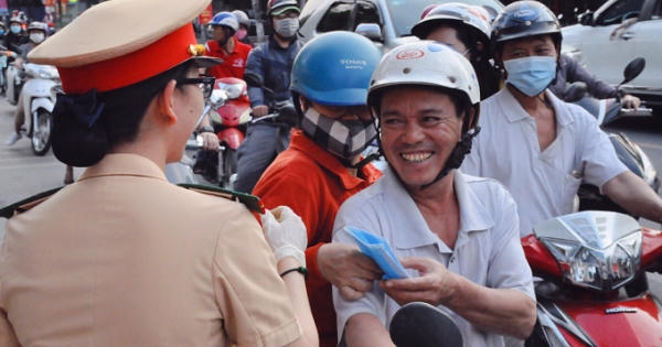CSGT Đồng Nai phát 100.000 khẩu trang miễn phí cho người tham gia giao thông