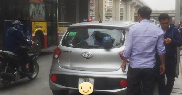 Hà Nội: Ô tô đột nhiên bị bình khí lớn xuyên thủng kính sau khi đang đi trên đường