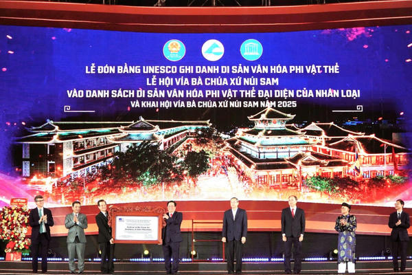 “Lễ hội Vía Bà Chúa Xứ núi Sam” đón bằng UNESCO ghi danh là Di sản văn hoá phi vật thể đại diện của nhân loại