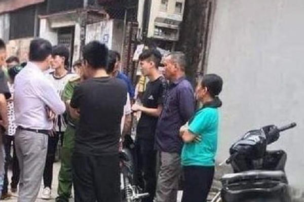 Mâu thuẫn trong đám cưới, cô gái dùng dao đâm 3 người đàn ông thương vong