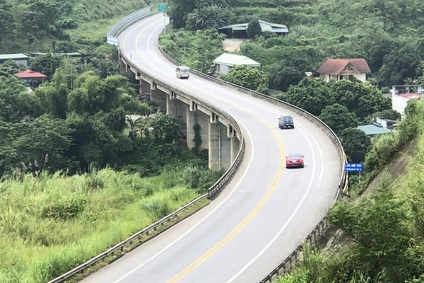 Nghiên cứu phương án đầu tư mở rộng đoạn cao tốc Yên Bái - Lào Cai