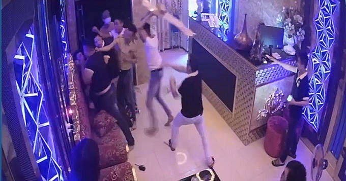 Điều tra vụ côn đồ đến quán karaoke đập phá, hành hung nhân viên