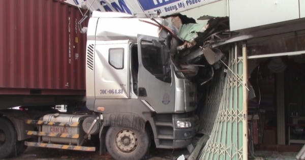 Bình Dương: Container mất lái tông thẳng trung tâm nội thất, cả gia đình may mắn thoát chết
