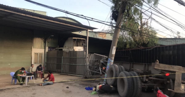 Bình Dương: Thùng container rơi đè trúng 2 xe máy, 1 người tử vong