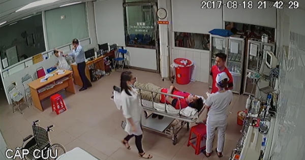Bác sĩ bị đánh trong phòng cấp cứu