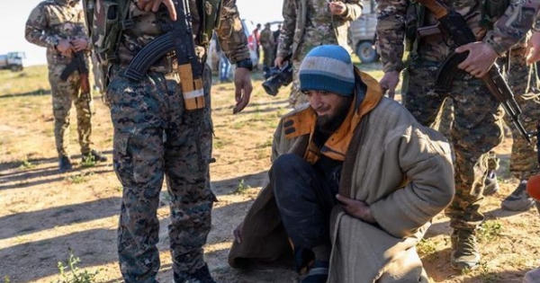 Hơn 3.000 tay súng IS ồ ạt đầu hàng tại thành trì cuối cùng ở Syria Hơn 3.000 tay súng IS ồ ạt đầu hàng tại thành trì cuối cùng ở Syria