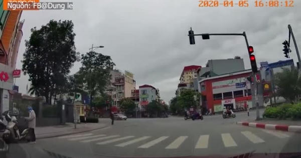 [Clip]: Tài xế ô tô thản nhiên bỏ đi sau khi gây tai nạn khiến nhiều người bức xúc