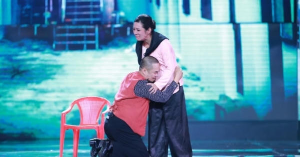 Xuân Hinh ôm ấp, vuốt ve Thanh Thanh Hiền trong nhà trọ