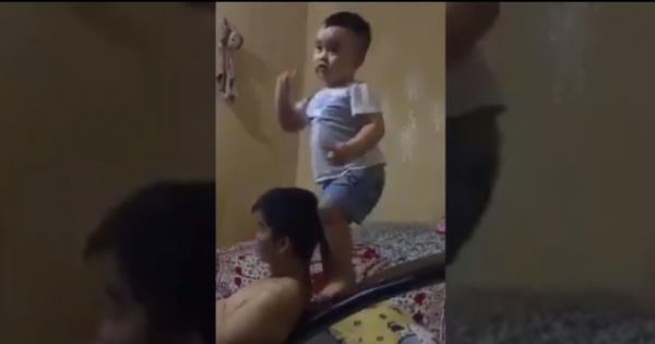 Cậu bé 2 tuổi quẩy cực chất khiến dân mạng thích thú