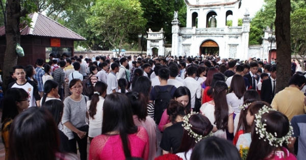 Sinh viên khổ vì kỷ yếu