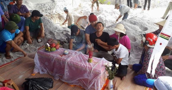 Chùm ảnh: Ngàn người khóc ngất đưa tiễn bé Nô về nơi an nghỉ