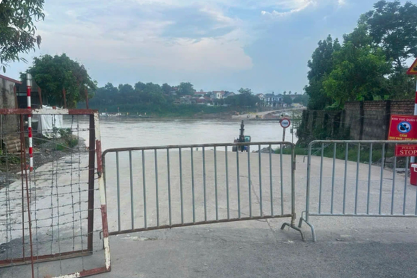 Tạm dừng hoạt động cầu phao Phong Châu do dòng chảy vượt ngưỡng an toàn