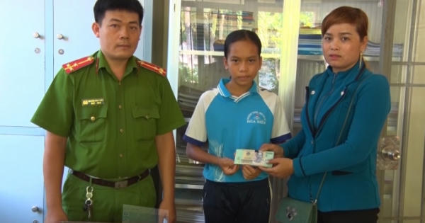 Học sinh lớp 7 nhặt được 37 triệu đồng trả lại người đánh rơi