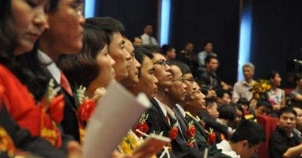 Phong GS, PGS dễ dãi để ăn lương nhà nước là quá lãng phí