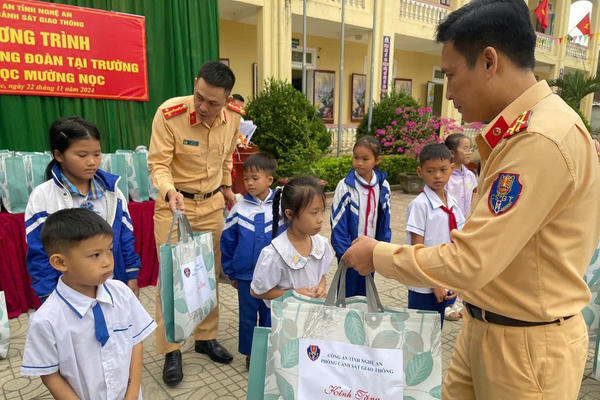 CSGT Nghệ An: Nhận đỡ đầu 18 học sinh miền núi có hoàn cảnh khó khăn