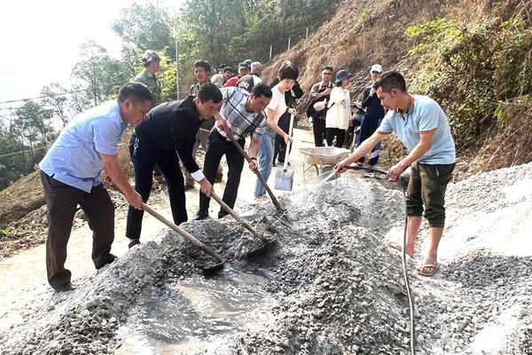 Khởi công xây dựng đường bê tông nông thôn tại thị trấn biên giới Khởi công xây dựng đường bê tông nông thôn tại thị trấn biên giới