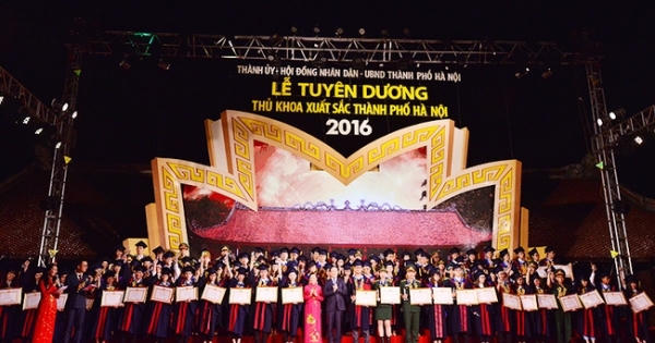 Hà Nội tuyên dương 100 thủ khoa xuất sắc tại Văn Miếu Hà Nội tuyên dương 100 thủ khoa xuất sắc tại Văn Miếu