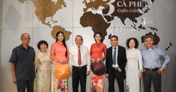 Hoa hậu, Á hậu đón Phó Thủ tướng thường trực Trương Hòa Bình tại Bảo tàng thế giới cà phê Hoa hậu, Á hậu đón Phó Thủ tướng thường trực Trương Hòa Bình tại Bảo tàng thế giới cà phê