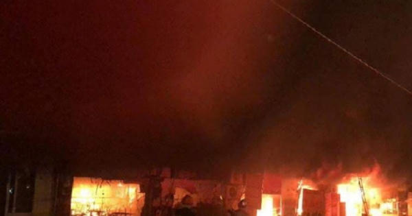 Hà Nội: Hỏa hoạn thiêu rụi nhiều ki ốt, người dân phát hoảng bỏ chạy