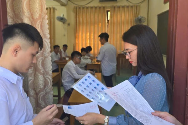 Thí sinh bước vào ngày thi đầu tiên với môn thi Ngữ văn