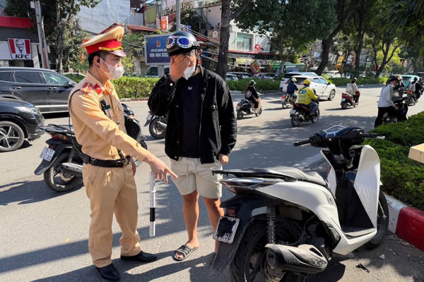 Hà Nội: CSGT xử phạt hàng trăm trường hợp che, dán biển số, sử dụng điện thoại khi lái xe