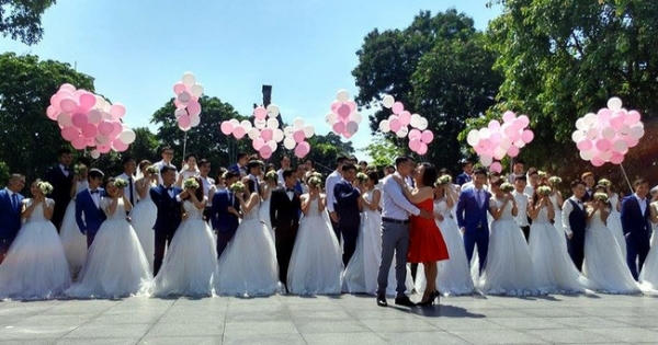 Hà Nội: 40 cặp đôi "đại náo" Bờ Hồ và cùng nhau thực hiện album ảnh cưới tập thể
