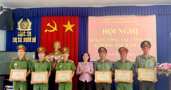 Một số tập thể, cá nhân Công an thị xã Buôn Hồ được khen thưởng