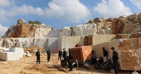 Đại công trường khai thác đá trắng trái phép tại huyện Quỳ Hợp