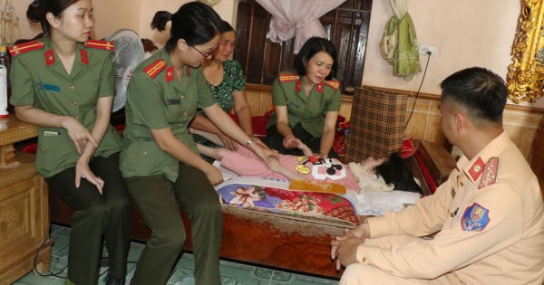 Công an Thanh Hoá thăm hỏi, tặng quà các cháu nhỏ có hoàn cảnh đặc biệt