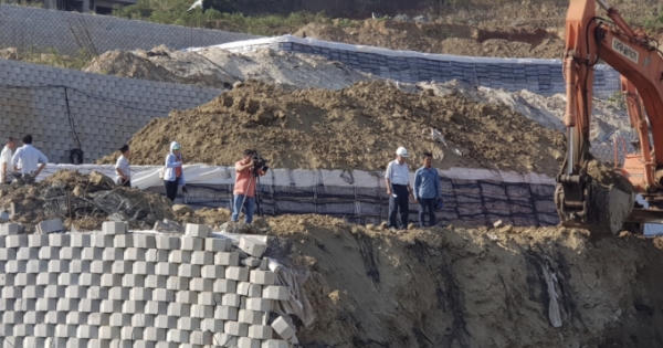 Vụ bức tường “khủng” đe doạ nhà dân: Tiến độ tháo dỡ đạt khoảng 70% Vụ bức tường “khủng” đe doạ nhà dân: Tiến độ tháo dỡ đạt khoảng 70%