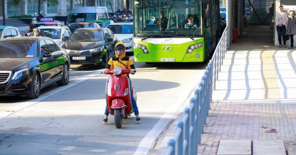 Cư dân mạng ngán ngẩm với ý thức tham gia giao thông của cô gái trẻ