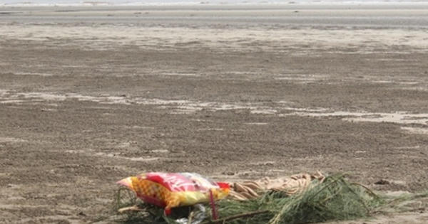 Quảng Bình: Phát hiện thi thể đang phân hủy dạt vào bờ biển