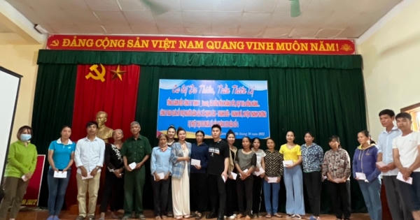 Ca sĩ Du Thiên cùng mạnh thường quân hỗ trợ người dân miền Trung khắc phục hậu quả bão lũ