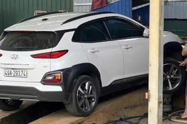 Tài xế đạp nhầm chân ga khiến nữ chủ tiệm rửa xe tử vong