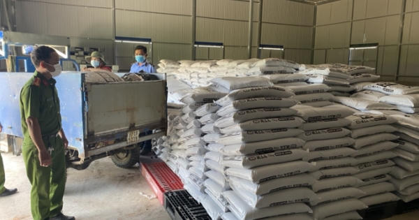 Bình Thuận bắt giữ cơ sở bán phân bón của Nhật Bản không có nhãn phụ Bình Thuận bắt giữ cơ sở bán phân bón của Nhật Bản không có nhãn phụ