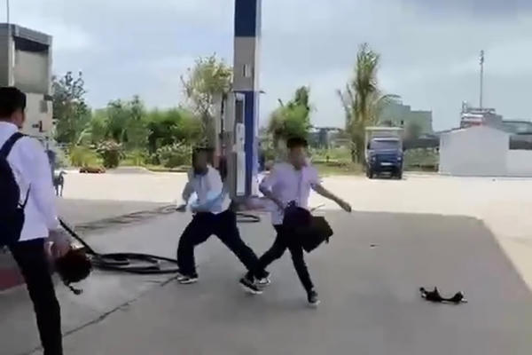 Hồi chuông cảnh báo từ những clip học sinh đánh nhau