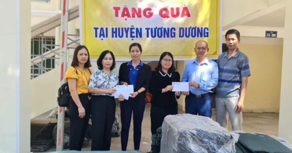 Mang "hơi ấm" đến với bà con vùng lũ, khó khăn tại Nghệ An