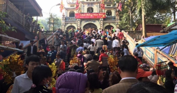 Đầu năm chen chân đi lễ Đền Bà Chúa Kho