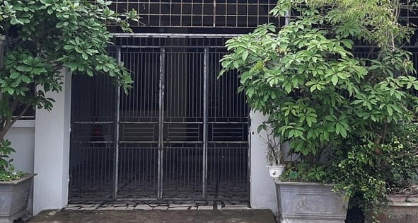 Nghệ An: Vừa mở cổng, người phụ nữ bị tạt nguyên ca a-xít
