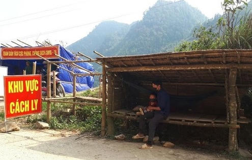 Bố cõng con vượt biên từ Lào về Việt Nam giữa “cơn bão” Covid-19