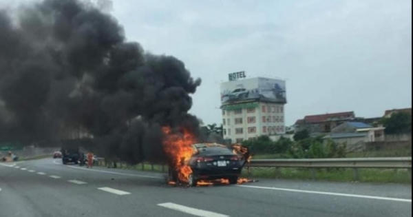 Hành khách hút thuốc trên xe, taxi cháy trơ khung