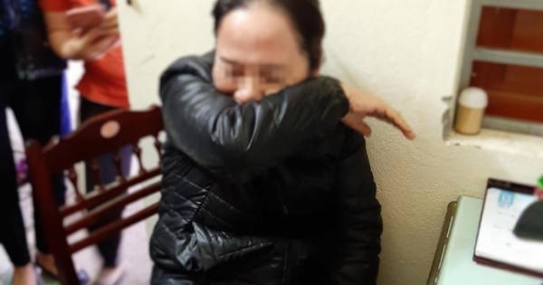 Người dân vây bắt người phụ nữ nghi thôi miên lấy tiền của tiểu thương